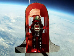 Uzaya oyuncak gönderen genç!