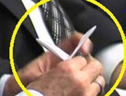 Kağıttan uçak yaparken yakalandı!