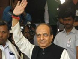 Ulaşıma zam bakanı koltuğundan etti