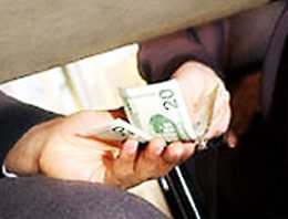 Memur ve işadamı fena yakalandı