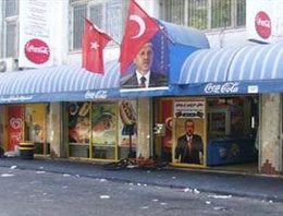 Türk bayraklarını indirmiyor