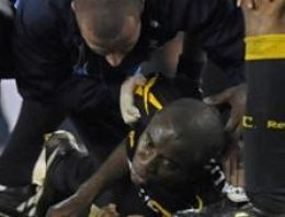 Maçta kalbi duran futbolcu iyileşme sinyalleri veriyor